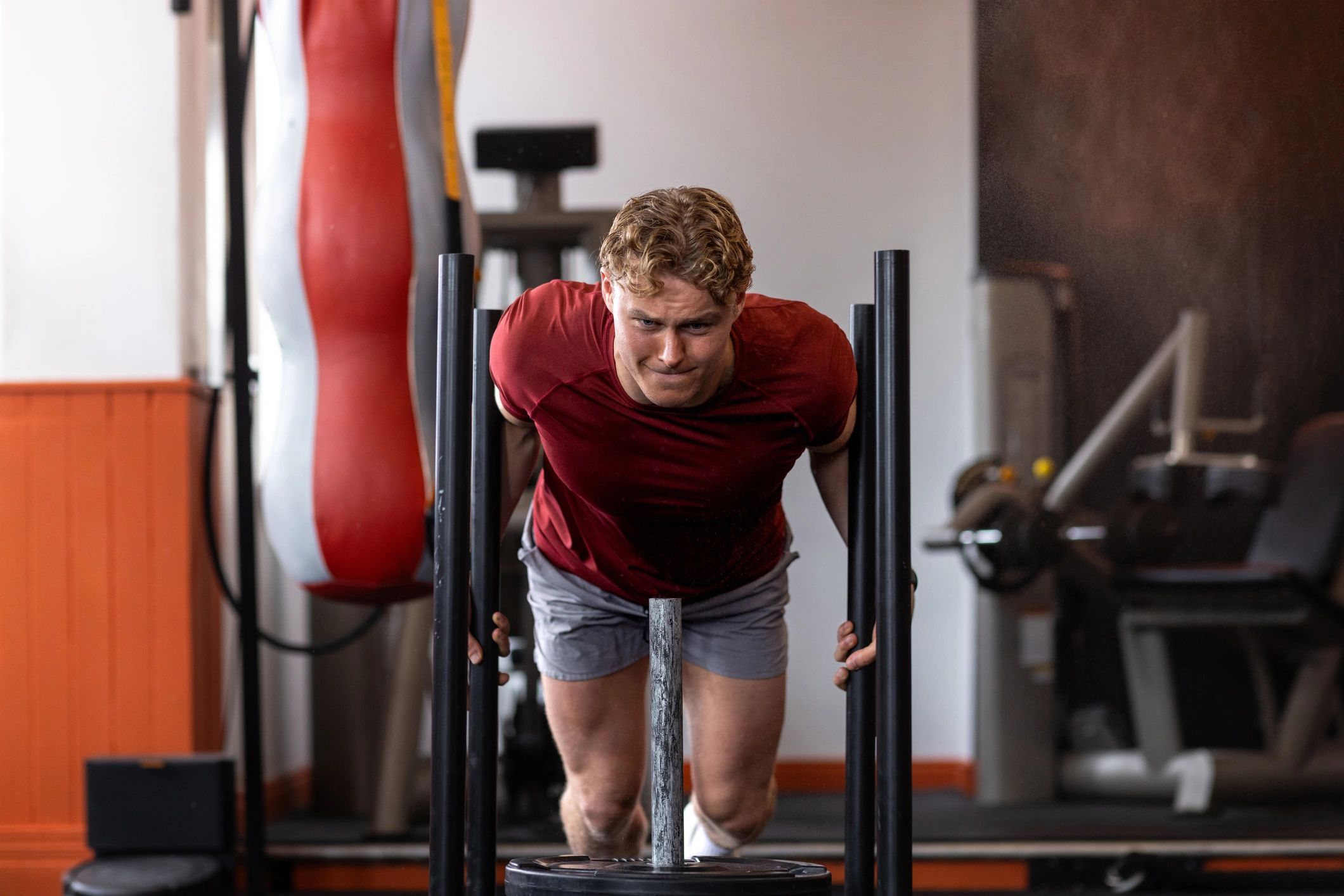 Styrketrening med sled push i moderne gym